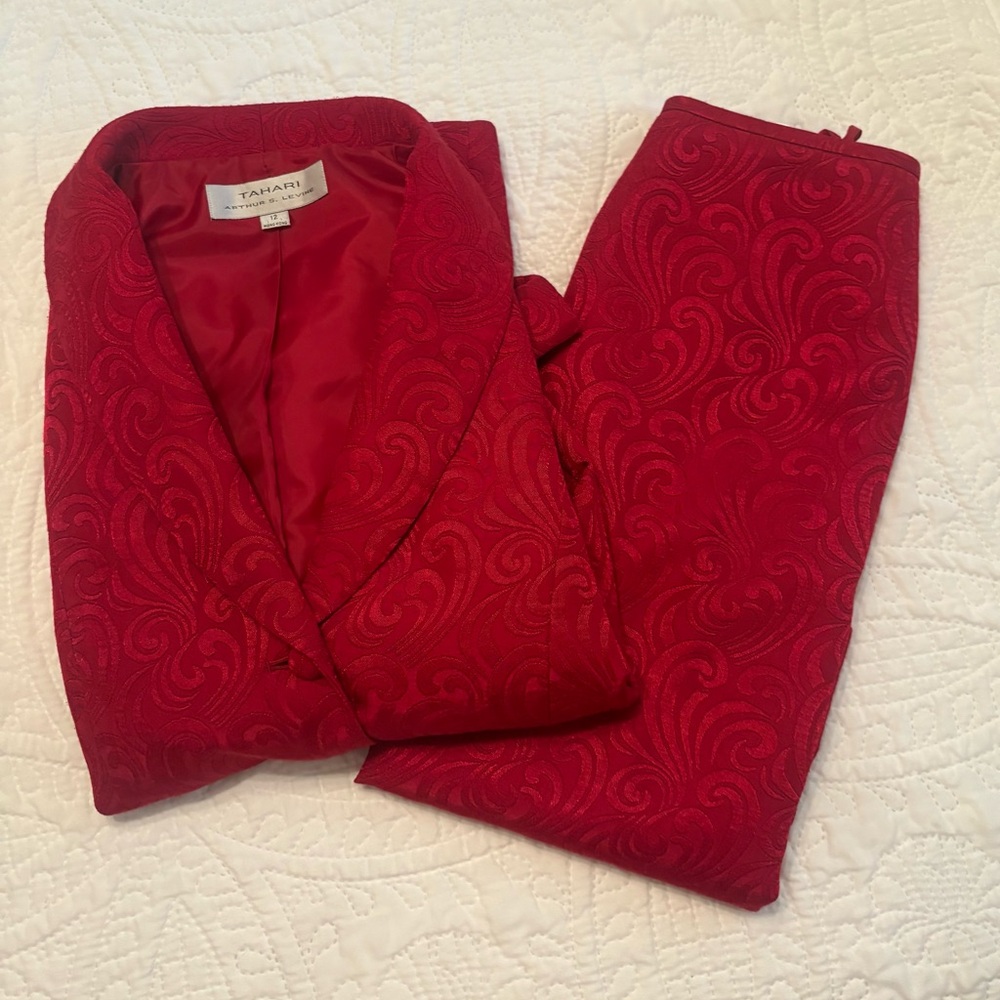 Tahiti Arthur S Levine Jacket & Skirt Suit 
Size - 12